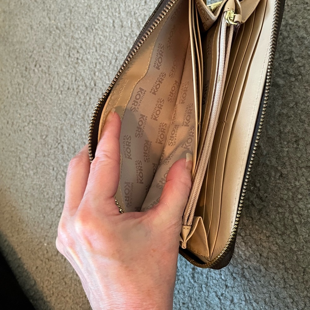 Michael Kors Continental Jet Set Wallet - Picture 7 of 12